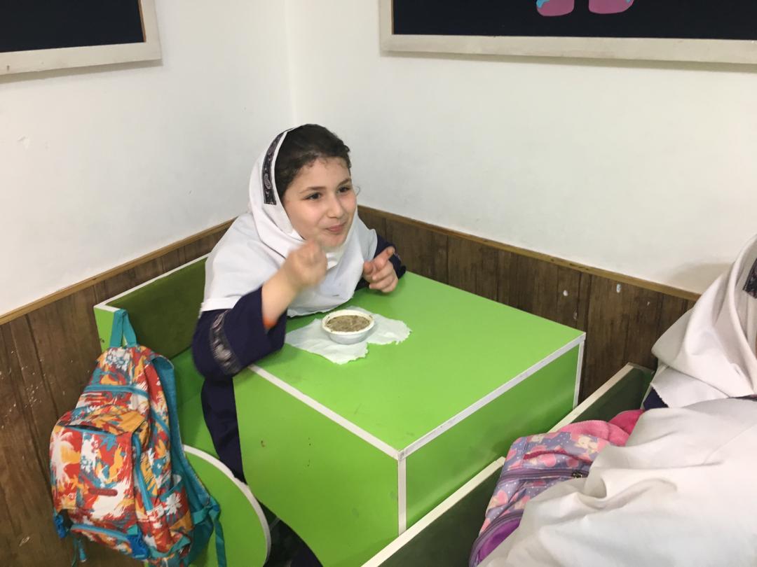 کنفرانس هلیا رسولی در مورد فواید مواد غذایی و پذیرایی از دوستانش